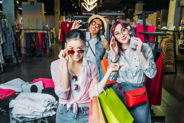 Amici multiculturali in boutique — Foto stock