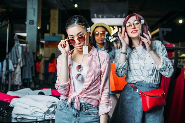 Amici multiculturali in boutique — Foto stock