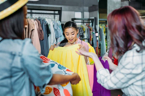 Amigos multiculturales en boutique - foto de stock