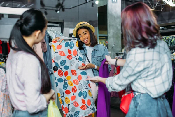 Amis multiculturels en boutique — Photo de stock