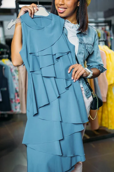 Hipster girl en boutique — Photo de stock