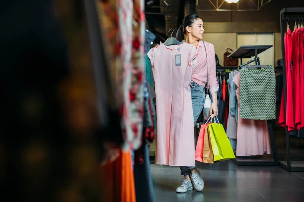 Chica hipster en boutique - foto de stock