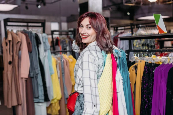 Hipster ragazza in boutique — Foto stock