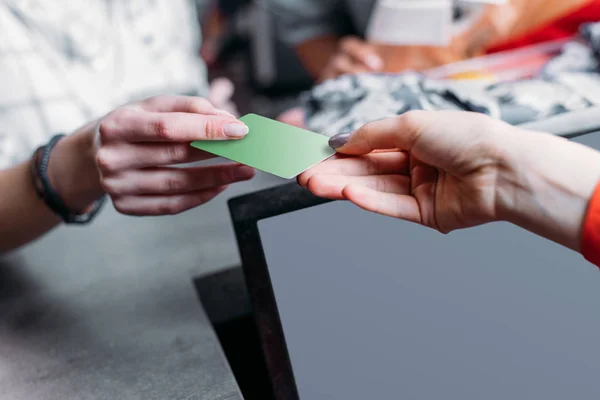 Ragazza che paga con carta di credito — Foto stock