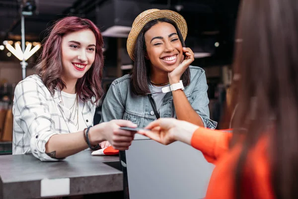 Mädchen bezahlt mit Kreditkarte — Stockfoto