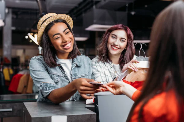 Chica pagando con tarjeta de crédito - foto de stock