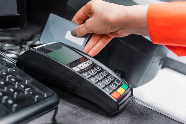 Personne utilisant un terminal de paiement — Photo de stock