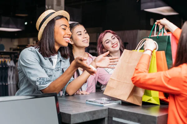 Giovani donne con borse della spesa — Foto stock
