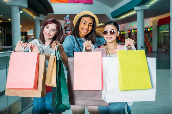 Mujeres jóvenes con bolsas de compras - foto de stock