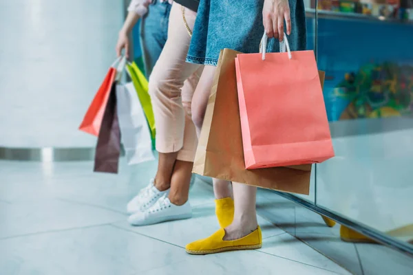 Mujeres jóvenes con bolsas de compras - foto de stock