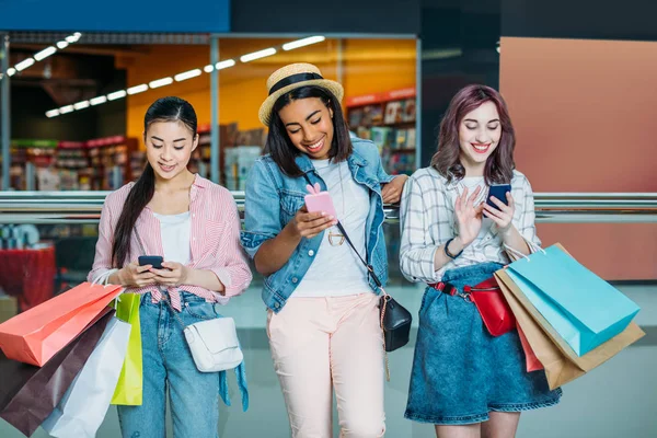 Jovens mulheres com sacos de compras — Fotografia de Stock