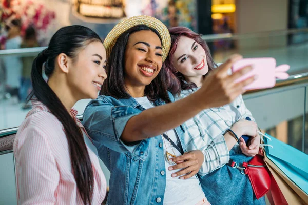 Giovani donne con borse della spesa — Foto stock