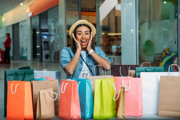 Jeune femme avec des sacs à provisions — Photo de stock