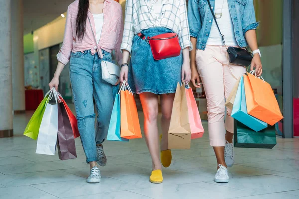Mujeres jóvenes con bolsas de compras - foto de stock