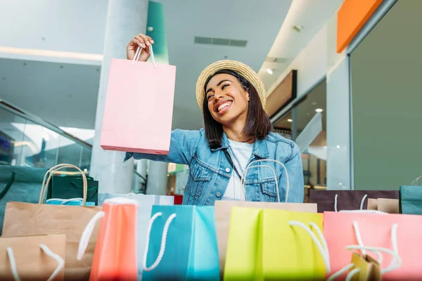 Jeune femme avec des sacs à provisions — Photo de stock