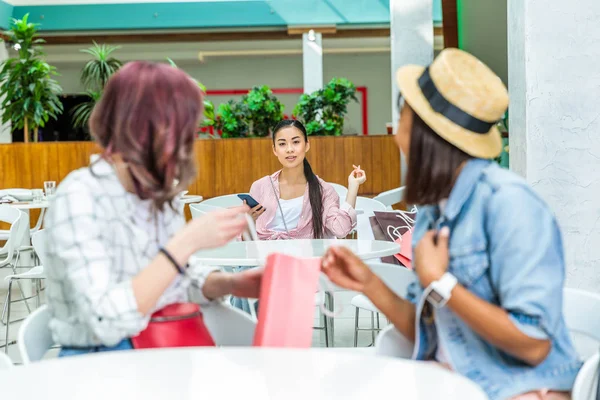 Giovani donne nel centro commerciale — Foto stock