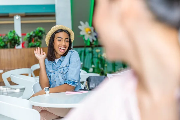 Jeune femme agitant la main — Photo de stock