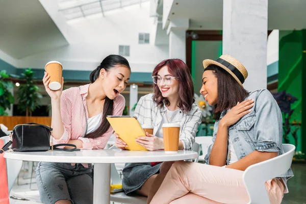 Freunde nutzen digitales Tablet — Stockfoto