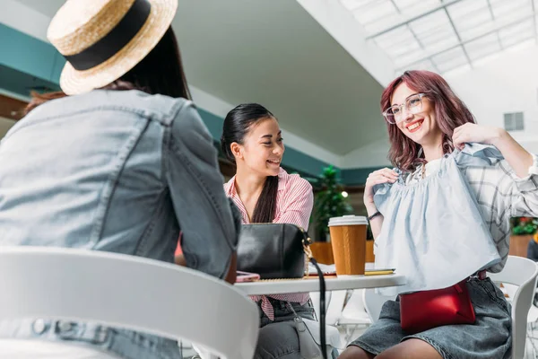 Young women in shopping mall — Stock Photo