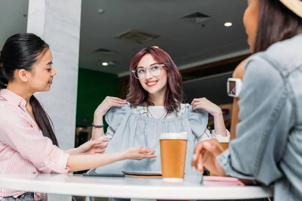 Giovani donne nel centro commerciale — Foto stock