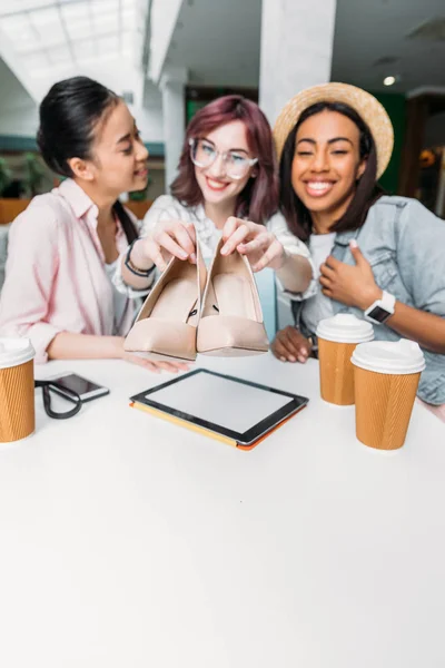 Junge Frauen in Einkaufszentrum — Stockfoto