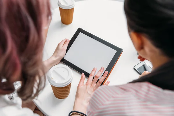 Amici che utilizzano tablet digitale — Foto stock