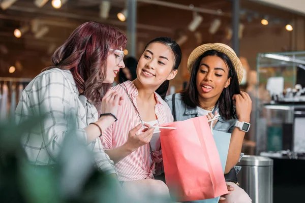 Jeunes femmes avec sacs à provisions — Photo de stock