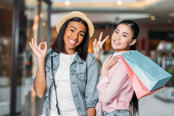 Stylish friends shopping together — Stock Photo