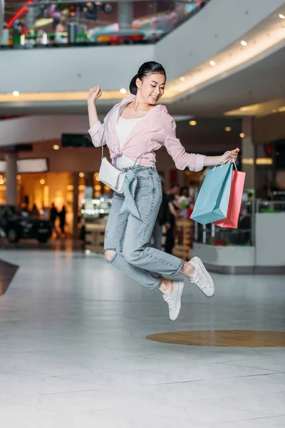 Stilvolle Frau mit Einkaufstaschen — Stockfoto