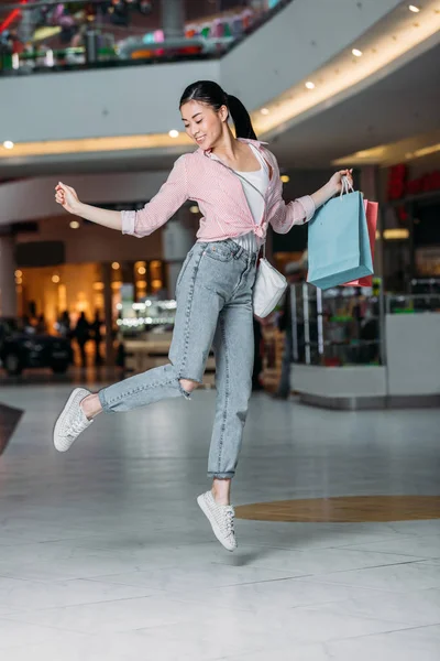 Stilvolle Frau mit Einkaufstaschen — Stockfoto