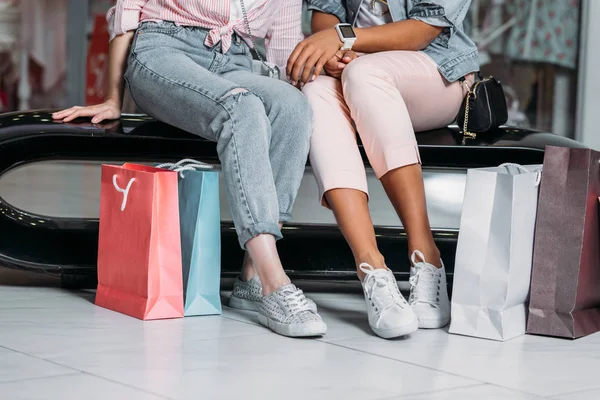 Stilvolle Freunde beim gemeinsamen Einkaufen — Stockfoto