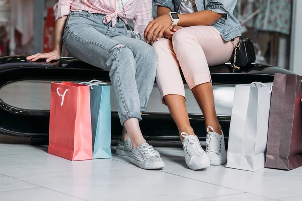 Amis élégants faisant du shopping ensemble — Photo de stock