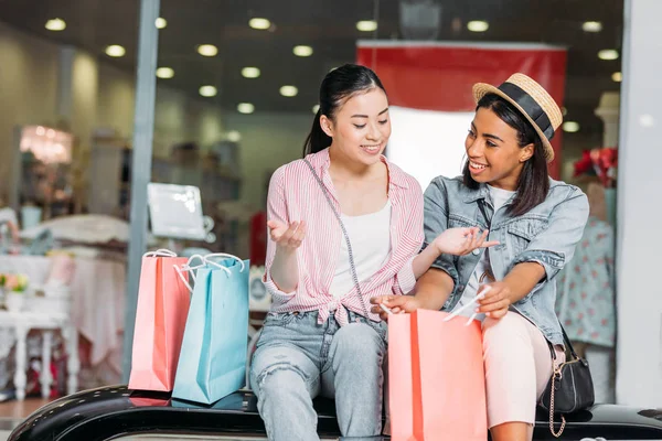 Stylish friends shopping together — Stock Photo