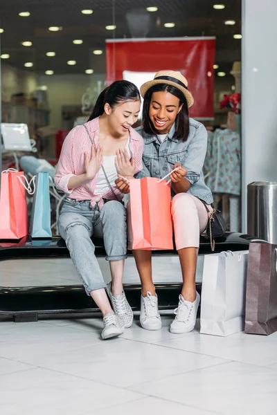 Amigos elegantes de compras juntos - foto de stock