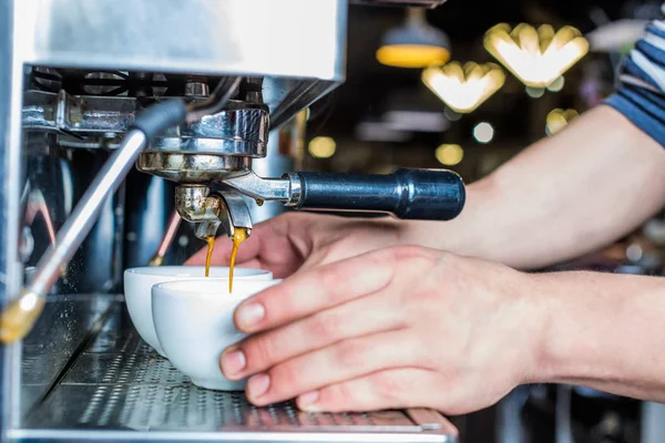 Barista preparare caffè fresco — Foto stock