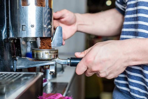 Barista pulizia macchina da caffè — Foto stock
