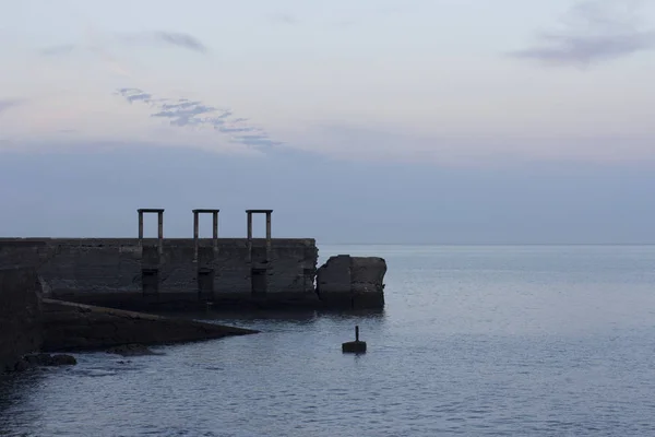 海岸线日落时的废墟 — 图库照片