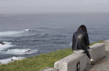 Yalnız bir kadının arkadan görünüş