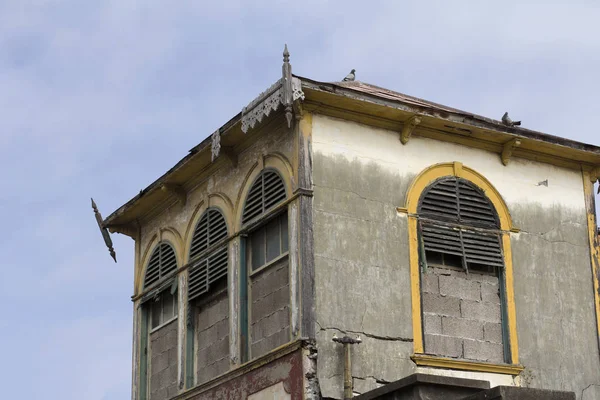 Fenster Einer Verlassenen Villa — Stockfoto