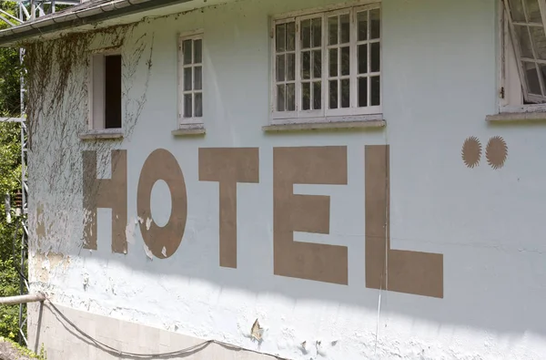 废弃酒店的门面 — 图库照片