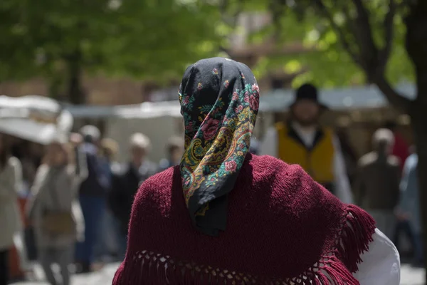 Geleneksel kostüm giyen bir kadın arkadan görünüş