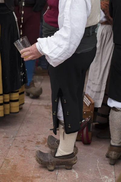 Человек Традиционном Костюме Наливает Бутылку Сидра — стоковое фото