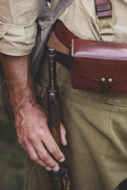 Silahlı bir askere yaklaş.