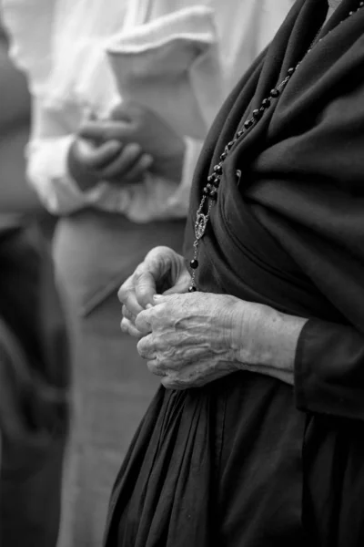 Woman Mourning Rosary — Stock Photo, Image