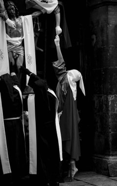 Tövbe eden parmak uçlarında durur, Kutsal Hafta