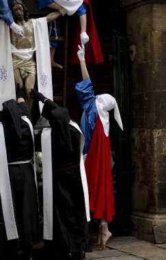 Tövbe eden parmak uçlarında durur, Kutsal Hafta