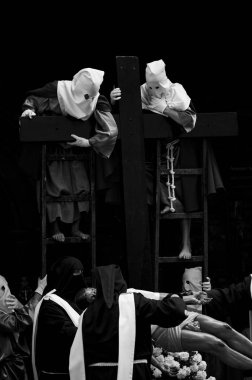 İsa çarmıhtan indiriliyor