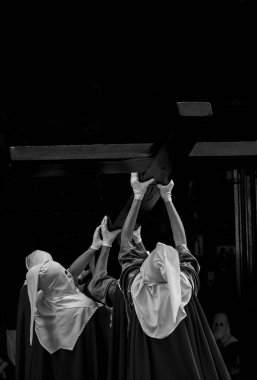 Çarmıhı tutan kardeşlik üyeleri