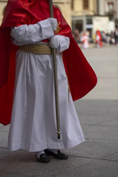 Pénitent Tenant Une Croix Dans Une Procession — Photo