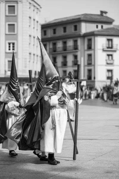 Pessoas Encapuzadas Numa Procissão Semana Santa — Fotografia de Stock